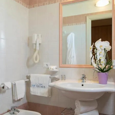 Globus Szálloda 3*
